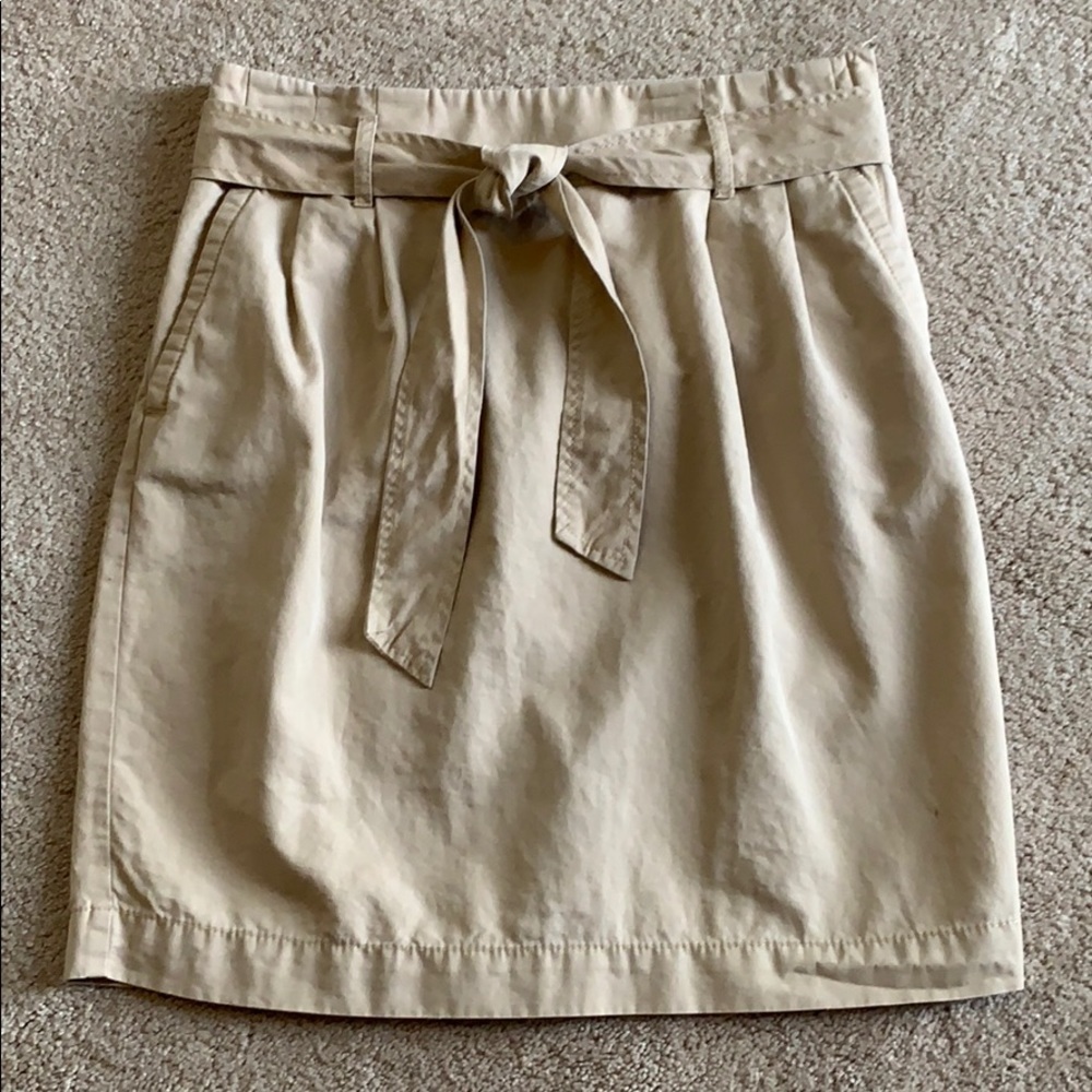 Khaki skirt with belt
